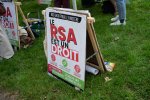 Affiche posée au sol « Le RSA est un droit » lors d'une manifestation.
