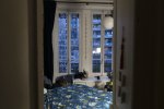 Vue sur l'intérieur d'un appartement exigüe.