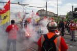 Des manifestants en marche dans un cortège portent une banderole.