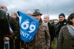 Un homme avec un drapeau 