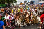 Une manifestation avec des personnes de communautés autochtones en tête de cortège.