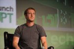 Le patron de Facebook, un micro à la main, regarder dans le vide à une conférence