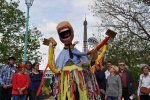 Une grande créature bricolée avec des gens autour.