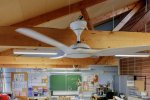 un ventilateur de plafond dans une salle de classe