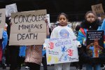 Une manifestante brandit une pancarte «minerais congolais = mort »