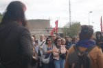 Deux femmes se tiennent par le bras au milieu d'un rassemblement.