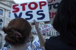Une pancarte avec les mots « stop VSS » (violence sexuelle et sexiste), plus long une autre pancarte : « Stop aux violences !