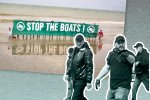 Quatre hommes agressifs devant une image de plage où des personnes tiennent une banderole Stop the boats.
