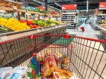 un caddie dans un supermarché