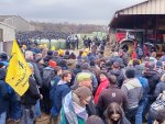 Des manifestants sont ressemblés sur une ferme face aux forces de l'ordre