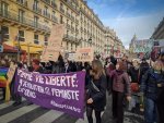 Des manifestantes tiennent une banderole