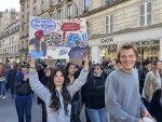 une jeune femme porte une pancarte