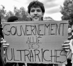 Un manifestant porte la pancarte 