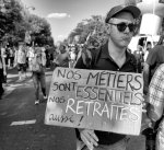 un homme tient une pancarte 