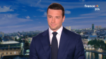 Jordan Bardella est au centre de l'image, sur un plateau de télévision.