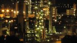 une raffinerie vue de nuit
