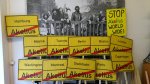 Des pancares jaunes avec des noms de villes et le mot Akelius barré.