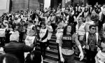 Des dizaine de journalistes arborant un gilet presse, taché de sang, sur les marches de l'Opéra
