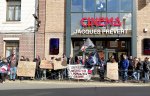 Des manifestants devant un cinéma, portant des pancartes contre les LGBTphobies et le maire RN de Harnes