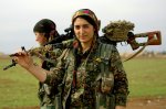 Deux combattantes YPG armées et en uniforme