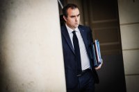 Portrait du Premier Ministre Sebastien Lecornu qui traverse le vestibule d honneur avec des dossiers sous le bras à la sortie du Conseil des ministres au Palais Présidentiel de l'Elysée a Paris, France le 10 Septembre 2026.