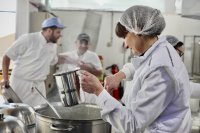 L'équipe de cuisiniers et cuisinières préparant le repas des collégiens
