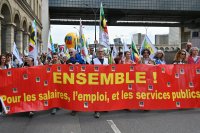 Des personnes défilent en tenant une banderole FSU avec le message « ensemble pour les salaires, l'emploi et les services publics », lors d'une manifestation de la fonction publique, à Paris.