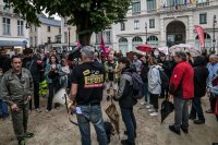 Au premier plan, devant une quarantaine de personnes, un manifestant avec un tee-shirt "Bloquons tout, indignons-nous"t