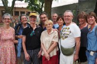 Un groupe de personnes souriantes regardent l'objectif 