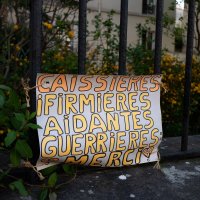 Affiche où il est écrit : "caissières, infirmières, aidantes, guerrières, merci"